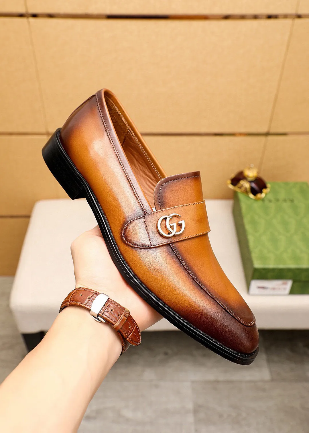 Men's shoes 💰400 💐 Product trademark: GUCCI "Gucci" casual leather shoes Regular size: 39-44 (38.45.46🉑️Customized) Product materials: Selected imported first-layer calfskin upper + luxury hardware buckle, imported 🐑 sheepskin lining. Strong three-dimensional visual effect, combined outsole Color: 2⃣️colors available